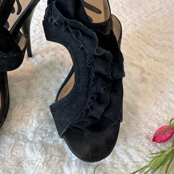 EUC Wild Rose Ruffled Heels - Picture 3 of 7